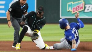 Dodgers survive late surge from Diamondbacks, season series on the line Sunday
