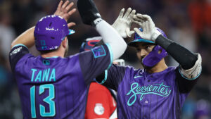 Diamondbacks tune out noise for dominant all-around win over Reds