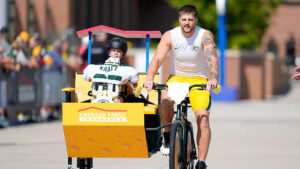 Cardinals players take part in bike-riding tradition at Packers joint practice