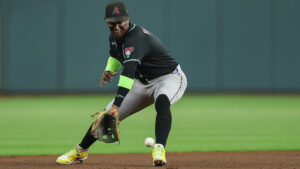 Geraldo Perdomo leaves game after being hit in head by line drive from Ketel Marte