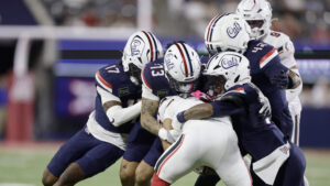 Wildcats’ defense shines, as depleted Arizona blows out undefeated Cincinnati Bearcats