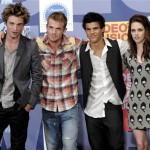 Cast members from the film, "Twilight", from left, Robert Pattinson, Cam Gigandet, Taylor Lautner and Kristen Stewart pose backstage at the 2008 MTV Video Music Awards held at Paramount Pictures Studio Lot on Sunday, Sept. 7, 2008, in Los Angeles. (AP Photo/Chris Pizzello)
