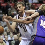 New Jersey Nets' Brook Lopez, left, vies with his twin brother, Phoenix Suns' Robin Lopez, for the ball during the second quarter of an NBA basketball game Tuesday night, Nov. 4, 2008, in East Rutherford, N.J. (AP Photo/Bill Kostroun)