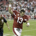 Arizona Cardinals quarterback Kurt Warner leaves the field after an NFL football game against the San Francisco 49ers Monday, Nov. 10, 2008 in Glendale, Ariz. The Cardinals won 29-24. (AP Photo/Paul Connors)