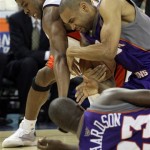 Phoenix Suns' Grant Hill tries to maintain possession of the ball from Golden State Warriors' Kelenna Azubuike, left, during the second half of an NBA basketball game Sunday, March 15, 2009, in Oakland, Calif. Suns' Jason Richardson (23) watches from the floor. (AP Photo/Ben Margot)