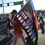 A runner carries a Cardinals' NFC championship flag. (Rose Clements/KTAR)