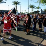Runner carries a Cardinals' NFC championship flag in race. (Rose Clements/KTAR)