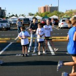Kids watch runners pass by. (Rose Clements/KTAR)