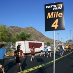 Runners pass mile four of the race. (Rose Clements/KTAR)