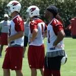 Larry Fitzgerald stands and waits while QBs 
John Skelton and Kevin Kolb look on. (Adam 
Green/Arizona Sports)