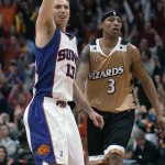 Phoenix Suns guard Steve Nash, left, celebrates 
after hitting a 3-point shot late in the fourth 
quarter of an NBA basketball game against the 
Washington Wizards on Friday, Dec. 22, 2006, in 
Phoenix. Nash scored 42 points, but the Wizards 
won 144-139 overtime, breaking the Suns' 15-
game winning streak. Wizards forward Caron 
Butler is at right. (AP Photo/Tom Hood)