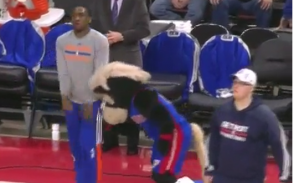 Detroit Pistons Mascot Takes On The New York Knicks Arizona Sports