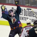 Alternate (1998-2003)

In their third season, the Coyotes unveiled an alternate third jersey. The hunter green sweater featured a modified kachina coyote logo that showed only the head, desert motif trim and a southwestern lizard patch on each shoulder.