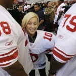 New York Giants' Fred Robbins (98) and Guy Whimper (79) talk to County singer Kellie Pickler wearing a jersey during media day for the Super Bowl XLII football game Tuesday, Jan. 29, 2008, in Glendale, Ariz,. (AP Photo/Stephan Savoia)
