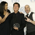 Producer Simon Fuller, center, holds his Visionary Award as he poses with former American Idol contestants Jordin Sparks, left, and Chris Daughtry, right, in the press room at the 2008 Producers Guild Awards on Saturday, Feb. 2, 2008 in Beverly Hills, Calif. (AP Photo/Danny Moloshok)
