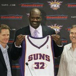 New Phoenix Suns' Shaquille O'Neal, center, holds up his new basketball jersey as he is flanked by Suns general manager Steve Kerr, left, and Suns head coach Mike D'Antoni at a news conference on Thursday, Feb. 7, 2008, in Phoenix. (AP Photo/Ross D. Franklin)