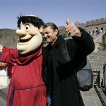 San Diego Padres pitcher Trevor Hoffman, right, and the team's mascot pose on the Great Wall, Thursday, March 13, 2008, near Beijing, China. (AP Photo/Robert F.Bukaty)
 