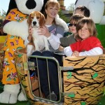 In this photo provided by Planet Snoopy, actress Lauren Holly celebrates the opening of Planet Snoopy and Mother's Day with her children, Henry, partially seen, 4, George, 5, wearing sunglasses, and Alexander, 7, Peanut's character Snoopy and Uno, the first Beagle to win best of show at the Westminster Kennel Club Dog Show, at the Cedar Point Amusement Park and Resort, Saturday, May 10, 2008 in Sandusky, Ohio. (AP Photo/Planet Snoopy, Jennifer Graylock)
