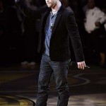David Cook waves after singing the national anthem before the Boston Celtics play the Los Angeles Lakers in Game 3 of the NBA basketball finals Tuesday, June 10, 2008, in Los Angeles. (AP Photo/Kevork Djansezian)