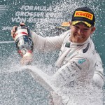 
              Nico Rosberg celebra con champaña su victoria en el Gran Premio de Austria, el domingo 21 de junio de 2015. (AP Foto/Darko Bandic)
            