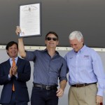 
              NASCAR driver Jeff Gordon holds his Sagamore of the Wabash after it was presented by Indiana Gov. Mike Pence, right, following a parade in his honor in Pittsboro, Ind., Thursday, July 23, 2015.   Gordon will drive in Sunday's Brickyard 400.  The Sagamore is the state's highest honor.  (AP Photo/Michael Conroy)
            