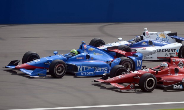 Tony Kanaan (10), Graham Rahal (15) and Marco Andretti (27) battle for the lead during the closing ...