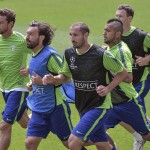 
              Juventus', from left, Claudio Marchisio, Andea Pirlo, Giorgio Chiellini, Arturo Vidal and Stephan Lichtsteiner warm up during a training session ahead of Saturday's Champions League final soccer match against Barcelona, at the Juventus stadium in Turin, Italy, Monday, June 1, 2015 (AP Photo/Massimo Pinca)
            