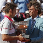
              Switzerland's Stan Wawrinka, left, receives the trophy from Brazil's Gustavo Kuerten after winning the men's final of the French Open tennis tournament in four sets, 4-6, 6-4, 6-3, 6-4, against Serbia's Novak Djokovic at the Roland Garros stadium, in Paris, France, Sunday, June 7, 2015. (AP Photo/Michel Euler)
            