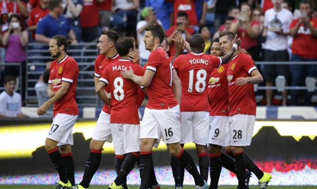 Manchester United’s Morgan Schneiderlin (28), right, celebrates with teammates after he score...