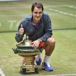 
              El suizo Roger Federer con el trofeo de campeón del Abierto de Halle, el domingo 21 de junio de 2015. (AP Foto/Martin Meissner)
            