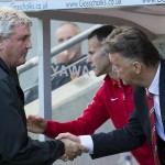 
              Hull City's manager Steve Bruce, left, shakes hands with Manchester United's manager Louis van Gaal before the English Premier League soccer match between Hull City and Manchester United at the KC Stadium, Hull, England, Sunday May 24, 2015. (AP Photo/Jon Super)
            