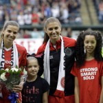 
              Oregon Gov. Kate Brown, left, poses for a photo with Portland Thorns midfielder Tobin Heath, second from left, Seattle Reign forward Megan Rapinoe, right, and  Thorns forward Alex Morgan before an NWSL soccer match in Portland, Ore., Wednesday, July 22, 2015. (AP Photo/Don Ryan)
            