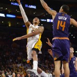  Los Angeles Lakers guard Kent Bazemore (6) drive on Phoenix Suns guard Gerald Green (14) for a basket on a fast break in the first half of an NBA basketball game, Sunday, March 30, 2014, in Los Angeles.(AP Photo/Gus Ruelas)