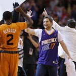 Phoenix Suns' Eric Bledsoe (2) high fives fan Tim Boven after Boven hit a three point field goal for $77,777 during a time out during the first half of an NBA basketball game against the New York Knicks, Friday, March 28, 2014, in Phoenix (AP Photo/Matt York)

