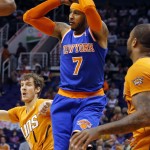  New York Knicks' Carmelo Anthony (7) passes as Phoenix Suns' Goran Dragic, of Slovenia, defends during the first half of an NBA basketball game, Friday, March 28, 2014, in Phoenix (AP Photo/Matt York)