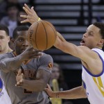 Phoenix Suns' Eric Bledsoe, left, passes away from Golden State Warriors' Stephen Curry during the second half of an NBA basketball game Thursday, April 2, 2015, in Oakland, Calif. (AP Photo/Ben Margot)
