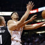 Phoenix Suns' Gerald Green (14) drives past Brooklyn Nets' Mason Plumlee (1) during the second half of an NBA basketball game Wednesday, Nov. 12, 2014, in Phoenix. The Suns defeated the Nets 112-104. (AP Photo/Ross D. Franklin)