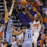  Phoenix Suns' Eric Bledsoe (2) passes as Memphis Grizzlies' Marc Gasol, of Spain, left, and Mike Conley (11) defends during the first half of an NBA basketball game, Monday, April 14, 2014, in Phoenix. (AP Photo/Matt York)