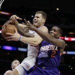 Los Angeles Clippers' Blake Griffin, left, is fouled by Phoenix Suns' Eric Bledsoe during the first half of an NBA basketball game Monday, Dec. 8, 2014, in Los Angeles. (AP Photo/Jae C. Hong)