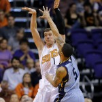  Phoenix Suns' Goran Dragic (1), of Slovenia, passes as Memphis Grizzlies' Courtney Lee (5) defends during the first half of an NBA basketball game, Monday, April 14, 2014, in Phoenix. (AP Photo/Matt York)