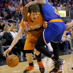 New York Knicks' Raymond Felton, right, fouls Phoenix Suns' Goran Dragic during the second half of an NBA basketball game, Friday, March 28, 2014, in Phoenix. The Suns won 112-88. (AP Photo/Matt York)