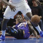 Phoenix Suns' Eric Bledsoe looks at a loose ball during the first half of an NBA basketball game against the Los Angeles Clippers Monday, Dec. 8, 2014, in Los Angeles. (AP Photo/Jae C. Hong)
