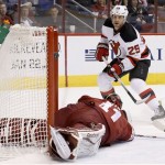  New Jersey Devils' Ryane Clowe (29) scores a goal against Phoenix Coyotes' Mike Smith, left, during the first period of an NHL hockey game on Saturday, Jan. 18, 2014, in Glendale, Ariz. (AP Photo/Ross D. Franklin)