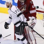 Los Angeles Kings center Jeff Carter (77) skates past Phoenix Coyotes goalie Mike Smith (41) after Carter scored during the second period of Game 2 of the NHL hockey Stanley Cup Western Conference finals, Tuesday, May 15, 2012, in Glendale, Ariz. (AP Photo/Matt York)
