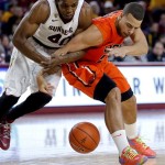 Oregon State's Roberto Nelson, right, and Arizona State's Shaquielle McKissic vie for the a loose ball during the first half of an NCAA college basketball game, Thursday, Feb. 6, 2014, in Tempe, Ariz. (AP Photo/Matt York)