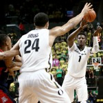 Oregon forward Jordan Bell, right, passes the ball to Oregon forward Dillon Brooks, right, during the second half of an NCAA college basketball game against Arizona on Thursday, Jan. 8, 2015, in Eugene, Ore. (AP Photo/Ryan Kang)