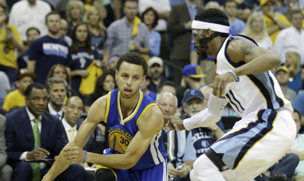Golden State Warriors guard Stephen Curry (30) moves the ball as Memphis Grizzlies guard Mike Conle...