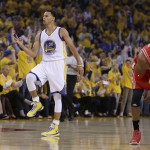 
              Golden State Warriors' Stephen Curry, left, celebrates beside Houston Rockets' Dwight Howard after a score during the first quarter of Game 1 of the NBA basketball Western Conference finals Tuesday, May 19, 2015, in Oakland, Calif. (AP Photo/Ben Margot)
            