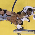               Memphis Grizzlies center Marc Gasol, left, shoots against Golden State Warriors guard Shaun Livingston, center, and forward Draymond Green during the first half of Game 5 in a second-round NBA playoff basketball series in Oakland, Calif., Wednesday, May 13, 2015. (AP Photo/Ben Margot)
            