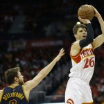 
              Atlanta Hawks guard Kyle Korver (26) shoots against Cleveland Cavaliers guard Matthew Dellavedova (8) during the first half in Game 2 of the Eastern Conference finals of the NBA basketball playoffs, Friday, May 22, 2015, in Atlanta. (AP Photo/David Goldman)
            